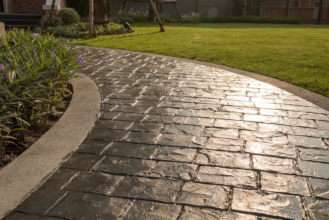 Béton imprimé dans la zone de passage d'un jardin.