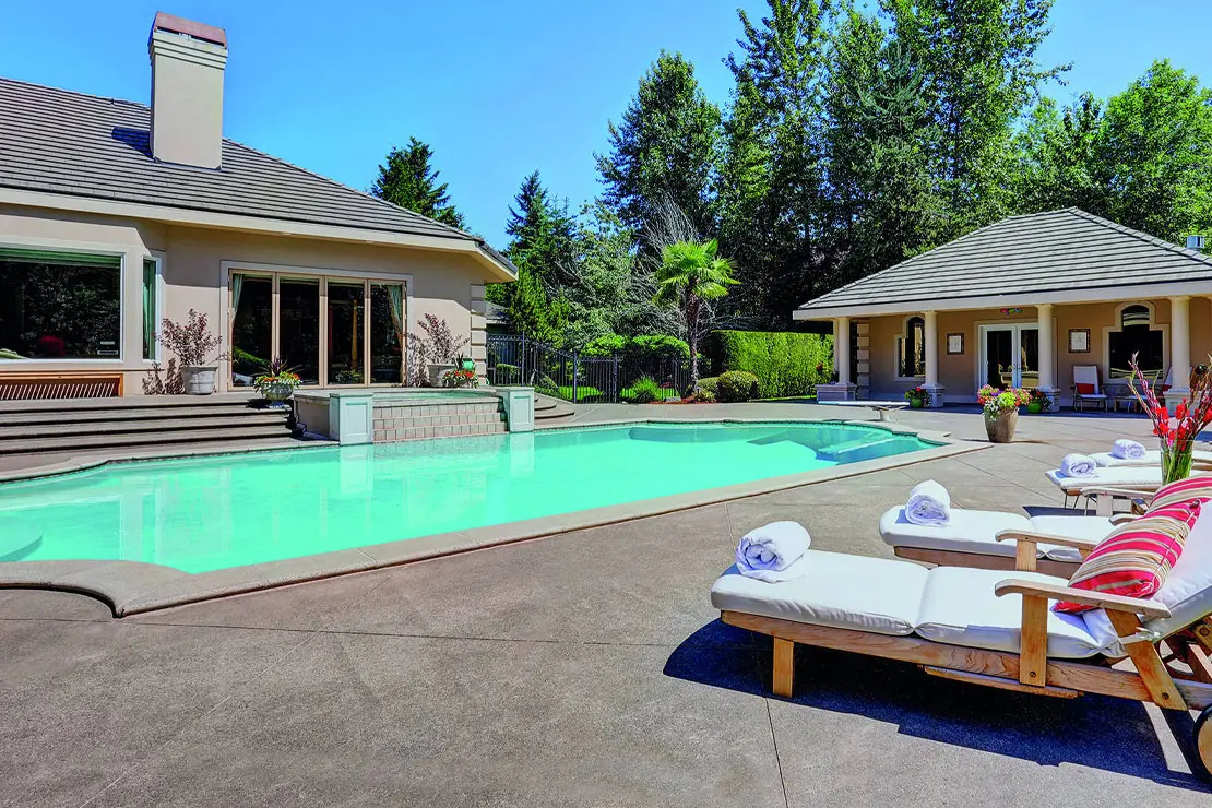 Maison avec une piscine spectaculaire pavée en béton imprimé